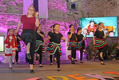 Konzertbesucher erleben im Plauener Parktheater den Sound von Simon & Garfunkel - Die Tanzknirpse vom Spiel-Spaß-Kindertreff laden am 11. August zum großen Kinderfest in den Plauener Stadtpark ein. Foto: Thomas Voigt