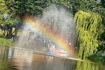 Kosmos-Festival in Chemnitz setzt Zeichen für Toleranz und Vielfalt - Das Kosmos 2024 lockt viele Besucher zum Chemnitzer Schlossteich. Foto: Anika Weber