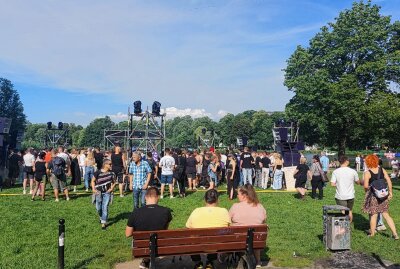 Kosmos-Festival in Chemnitz setzt Zeichen für Toleranz und Vielfalt - Das Kosmos 2024 lockt viele Besucher zum Chemnitzer Schlossteich. Foto: Anika Weber