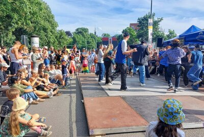 Kosmos-Festival in Chemnitz setzt Zeichen für Toleranz und Vielfalt - Das Kosmos 2024 lockt viele Besucher zum Chemnitzer Schlossteich. Foto: Anika Weber