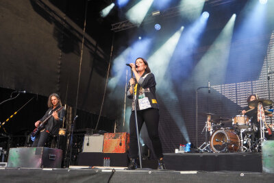 Kosmos-Festival in Chemnitz setzt Zeichen für Toleranz und Vielfalt - Die Besucherinnen und Besucher des Festivals durften sich über eine Live-Performance der Band "Silbermond" erfreuen. Foto: Felix Richter