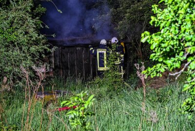 Kottmarsdorf: Schuppen steht in Flammen - Ersten Informationen zufolge brannte im Schuppen gelagerter Unrat. Foto: LausitzNews.de/Philipp Grohmann