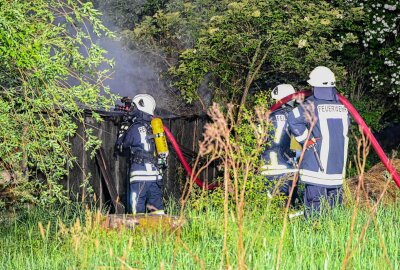 Kottmarsdorf: Schuppen steht in Flammen - Ersten Informationen zufolge brannte im Schuppen gelagerter Unrat. Foto: LausitzNews.de/Philipp Grohmann