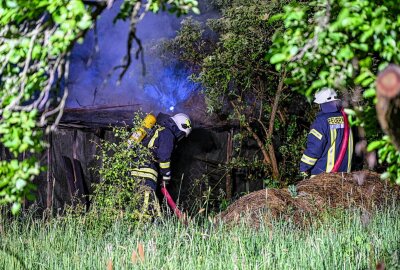 Kottmarsdorf: Schuppen steht in Flammen - Ersten Informationen zufolge brannte im Schuppen gelagerter Unrat. Foto: LausitzNews.de/Philipp Grohmann