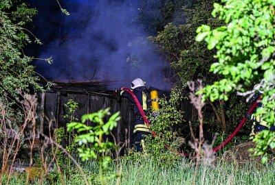 Kottmarsdorf: Schuppen steht in Flammen - Ersten Informationen zufolge brannte im Schuppen gelagerter Unrat. Foto: LausitzNews.de/Philipp Grohmann