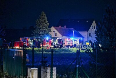 Kottmarsdorf: Schuppen steht in Flammen - Ersten Informationen zufolge brannte im Schuppen gelagerter Unrat. Foto: LausitzNews.de/Philipp Grohmann