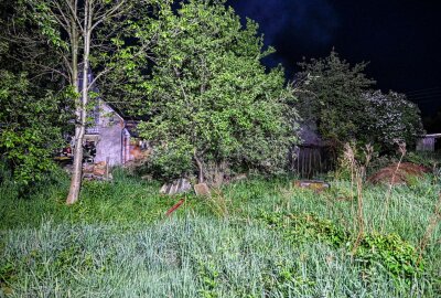 Kottmarsdorf: Schuppen steht in Flammen - Ersten Informationen zufolge brannte im Schuppen gelagerter Unrat. Foto: LausitzNews.de/Philipp Grohmann