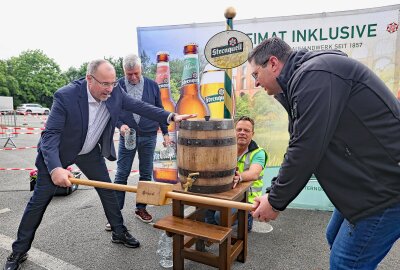 Krachender Auftakt: Schützen eröffnen Plauener Vogelschießen - Plauens Rathaus-Chef Steffen Zenner (li.) und Landrat Thomas Hennig (CDU) wummerten im sportlichen Doppel den Zapfhahn ins Fass. Foto: Thomas Voigt