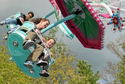 Krachender Auftakt: Schützen eröffnen Plauener Vogelschießen - Leoni (li.) und Luna aus Kottengrün hoben zum Volksfestauftakt gleich mal ab. Foto: Thomas Voigt