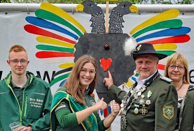 Krachender Auftakt: Schützen eröffnen Plauener Vogelschießen - Die Reichenbacher Schützen zeigten sich bereits vor dem Schießen mit der Armbrust siegessicher. Luisa Strobel (2.v.li.) wurde später zur Adlerkönigin gekürt. Frank Krause (2.v.re.) schoss dem Pappmaché-Vogel das Herz heraus. Foto: Thomas Voigt