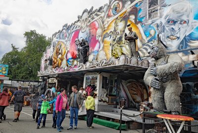 Krachender Auftakt: Schützen eröffnen Plauener Vogelschießen - Rummel-Fans sind verzückt: Die Geisterbahn aus der DDR-Kultserie "Spuk unterm Riesenrad" macht auf dem Festplatz Station. Foto: Thomas Voigt