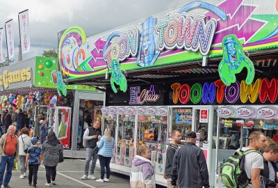 Krachender Auftakt: Schützen eröffnen Plauener Vogelschießen - Besucher können in der schillernden Spielautomaten-Welt ihr Glück versuchen. Foto: Thomas Voigt