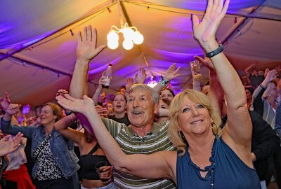 Krachender Auftakt zur Grünbacher Kirmes - Von Anfang an feierten die Partygäste im Festzelt mit. Foto: Thomas Voigt