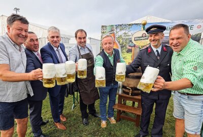 Krachender Auftakt zur Grünbacher Kirmes - Der Plauener Brauereichef Jan Gerbeth (3.v.re.) eröffnete mit den Gastgebern und Gästen aus Oberösterreich die Grünbacher Kirmes. Foto: Thomas Voigt