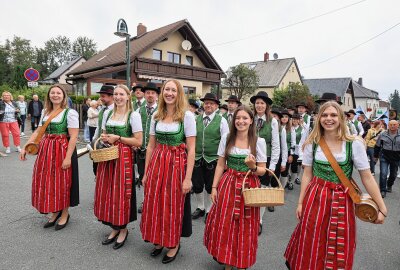 Krachender Auftakt zur Grünbacher Kirmes - Der Musikverein und die Blaskapelle aus Grünbach (Oberösterreich) reihten sich in den Festumzug ein. Foto: Thomas Voigt