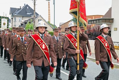 Krachender Auftakt zur Grünbacher Kirmes - Die Kameraden der befreundeten Feuerwehr Grünbach (Oberösterreich) auf dem Weg zum Festzelt. Foto: Thomas Voigt