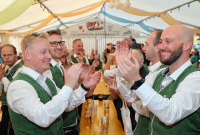 Krachender Auftakt zur Grünbacher Kirmes - Ausgelassen feierten die Gäste aus Oberösterreich. Foto: Thomas Voigt