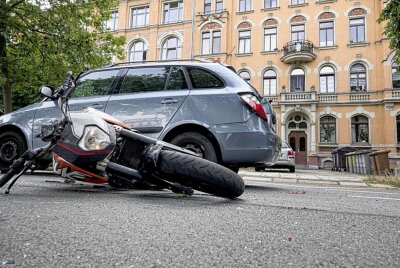 Krad übersehen: Zwei Schwerverletzte in Chemnitz - Auf der Straße der Nationen ereignete sich ein Unfall. Foto: ChemPic