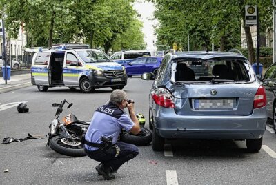 Krad übersehen: Zwei Schwerverletzte in Chemnitz - Auf der Straße der Nationen ereignete sich ein Unfall. Foto: ChemPic