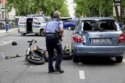 Krad übersehen: Zwei Schwerverletzte in Chemnitz - Auf der Straße der Nationen ereignete sich ein Unfall. Foto: ChemPic