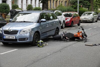 Krad übersehen: Zwei Schwerverletzte in Chemnitz - Auf der Straße der Nationen ereignete sich ein Unfall. Foto: ChemPic