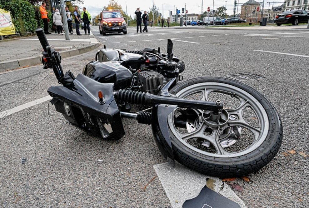 Kradfahrer kollidiert mit Fußgänger in Chemnitz: Beide schwer verletzt - Schwerer Unfall in Chemnitz. Kradfahrer und Fußgänger kollidieren. Foto: Harry Härtel