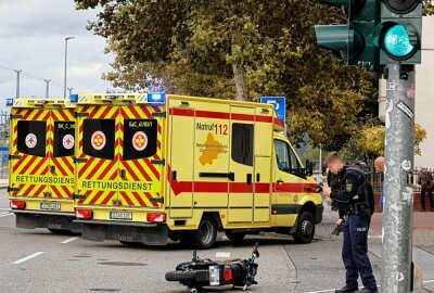 Kradfahrer kollidiert mit Fußgänger in Chemnitz: Beide schwer verletzt - Schwerer Unfall in Chemnitz. Kradfahrer und Fußgänger kollidieren. Foto: Harry Härtel