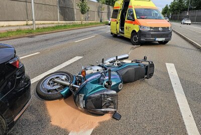 Kradfahrer kracht gegen haltenden PKW in Chemnitz - Am Donnerstagabend kam es auf der Zschopauer Straße in Chemnitz zu einem Unfall. Foto: Harry Härtel