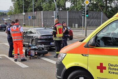 Kradfahrer kracht gegen haltenden PKW in Chemnitz - Am Donnerstagabend kam es auf der Zschopauer Straße in Chemnitz zu einem Unfall. Foto: Harry Härtel