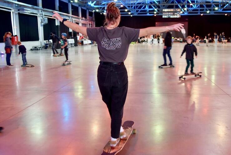 Kraftverkehr in Chemnitz wird Longboarder-Arena - Ein Ort der Begegnung: Das Indoor Skate Event 'Go With The Flow.