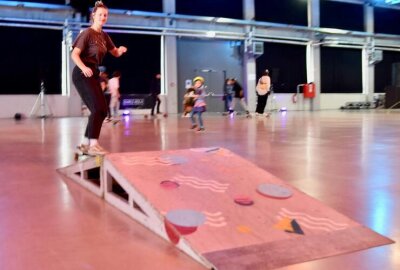 Kraftverkehr in Chemnitz wird Longboarder-Arena - Freeskate und Mini Games: Ein unvergessliches Event in Chemnitz.