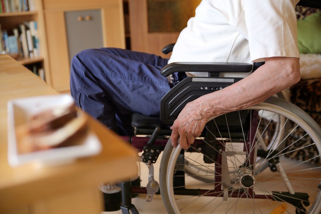 Krankenkasse muss elektrisches Zuggerät für Rollstuhl zahlen - Kann man seinen Rollstuhl nur noch unter Schmerzen bewegen, kann ein elektrisches Zuggerät, das mit einer Kurbel betrieben wird, Abhilfe verschaffen.