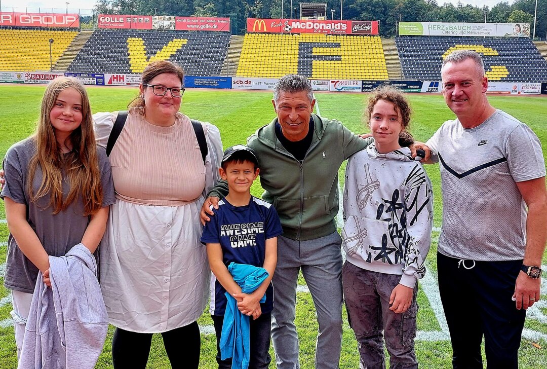 Krassimir Balakov zurück im Vogtlandstadion! - Krassimir Balakov (Mitte) kehrte kurz zurück ins Vogtlandstadion. Der Promifußballer steckte dem Wichern Haus 1.000 Euro in die Urlaubskasse. Rechts: Catalin Popa. Foto: Karsten Repert