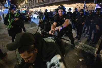 Krawalle in Los Angeles nach Final-Sieg der Dodgers - Dodgers Fans und die Polizei in Los Angeles liefern sich Auseinandersetzungen.