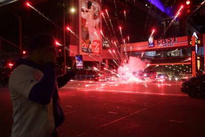 Krawalle in Los Angeles nach Final-Sieg der Dodgers - Ein Feuerwerk explodiert in Los Angeles.