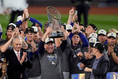 Krawalle in Los Angeles nach Final-Sieg der Dodgers - Die Los Angeles Dodgers feiern mit der Trophäe ihren Sieg in der World Series.