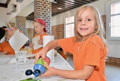 Kreativität gefragt: Hier bekommen Kinder im Erzgebirge künstlerische Techniken vermittelt - Ella Schönberg vom Kindergarten "PhoenixONE" in Neuwürschnitz war mit Begeisterung bei der Sache. Foto: Ralf Wendland