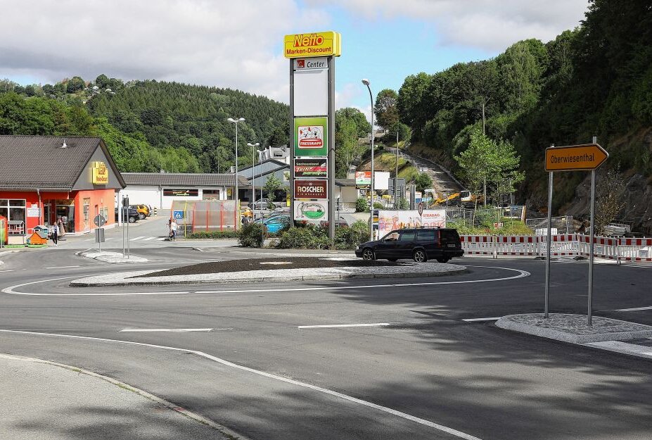 Kreisverkehr Auf Der B101 Ist Wieder Eingeschränkt Befahrbar | Blick ...