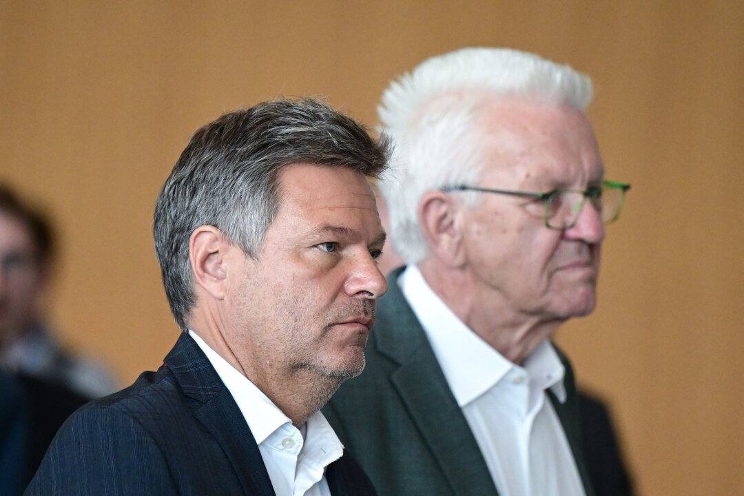 Kretschmann fordert mehr Macht für Habeck - Vizekanzler Robert Habeck (l.) und Winfried Kretschmann.