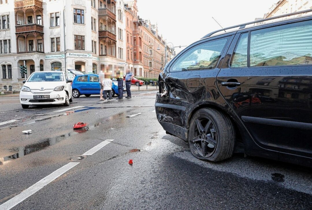 Kreuzungscrash in Chemnitz mit fünf Verletzten: Auch zwei Kinder betroffen - Am Dienstagabend kam es auf der Barbarossastr./ Weststr. zu einem Verkehrsunfall, bei dem fünf Personen leicht verletzt wurden. Foto: ChemPic