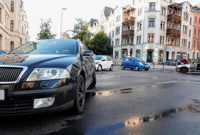 Kreuzungscrash in Chemnitz mit fünf Verletzten: Auch zwei Kinder betroffen - Am Dienstagabend kam es auf der Barbarossastr./ Weststr. zu einem Verkehrsunfall, bei dem fünf Personen leicht verletzt wurden. Foto: ChemPic