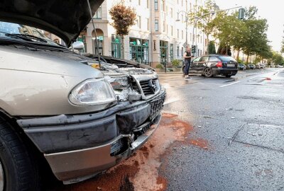 Kreuzungscrash in Chemnitz mit fünf Verletzten: Auch zwei Kinder betroffen - Am Dienstagabend kam es auf der Barbarossastr./ Weststr. zu einem Verkehrsunfall, bei dem fünf Personen leicht verletzt wurden. Foto: ChemPic