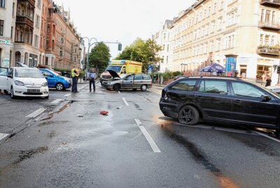 Kreuzungscrash in Chemnitz mit fünf Verletzten: Auch zwei Kinder betroffen - Am Dienstagabend kam es auf der Barbarossastr./ Weststr. zu einem Verkehrsunfall, bei dem fünf Personen leicht verletzt wurden. Foto: ChemPic