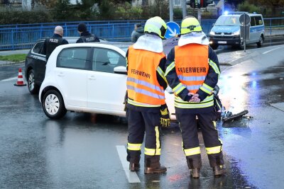 Kreuzungscrash in Schneeberg: Eine Person im Krankenhaus - Dabei wurde eine Person verletzt. Sie wurde mit dem Rettungsdienst ins Krankenhaus gebracht. 