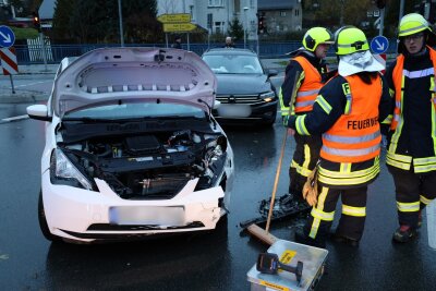 Kreuzungscrash in Schneeberg: Eine Person im Krankenhaus - Gegen 7.15 Uhr kam es am Montagmorgen in Schneeberg an der Ampelkreuzung B93/B169 aus bisher unbekannten Gründen zu einen Verkehrsunfall. 