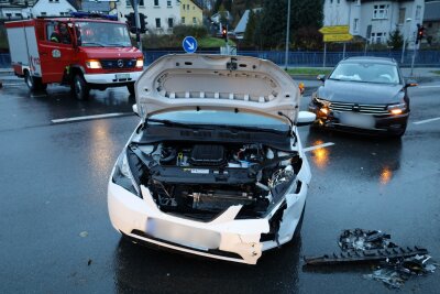 Kreuzungscrash in Schneeberg: Eine Person im Krankenhaus - Die Kreuzung wurde teilweise gesperrt. Beide Fahrzeuge waren nicht mehr fahrtüchtig und wurden abgeschleppt. 