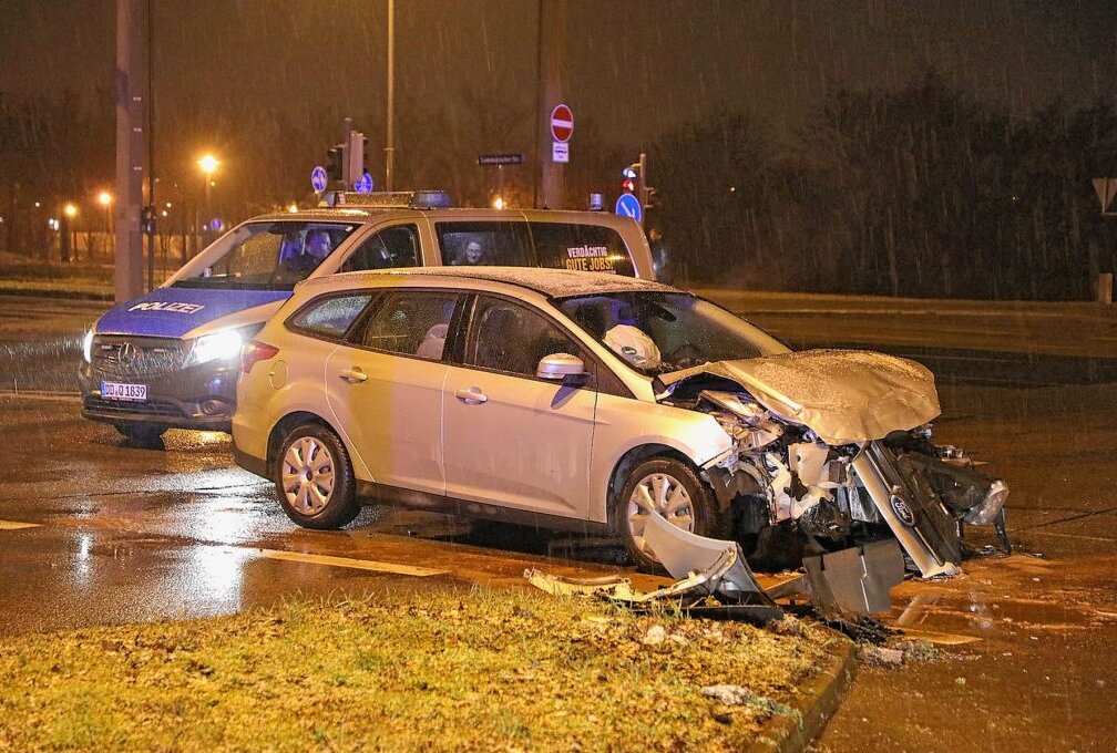 Junction crash: Two injured |  View – Dresden