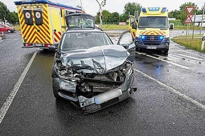 Kreuzungsunfall: Beide Fahrzeugführer in Krankenhaus eingeliefert - Der Crash der zwei Autos sorgten dafür, dass beide Fahrer ins Krankenhaus mussten. Foto: Lausitznews.de / Jens Kaczmarek