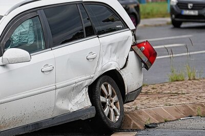 Kreuzungsunfall: Beide Fahrzeugführer in Krankenhaus eingeliefert - Der Crash der zwei Autos sorgten dafür, dass beide Fahrer ins Krankenhaus mussten. Foto: Lausitznews.de / Jens Kaczmarek