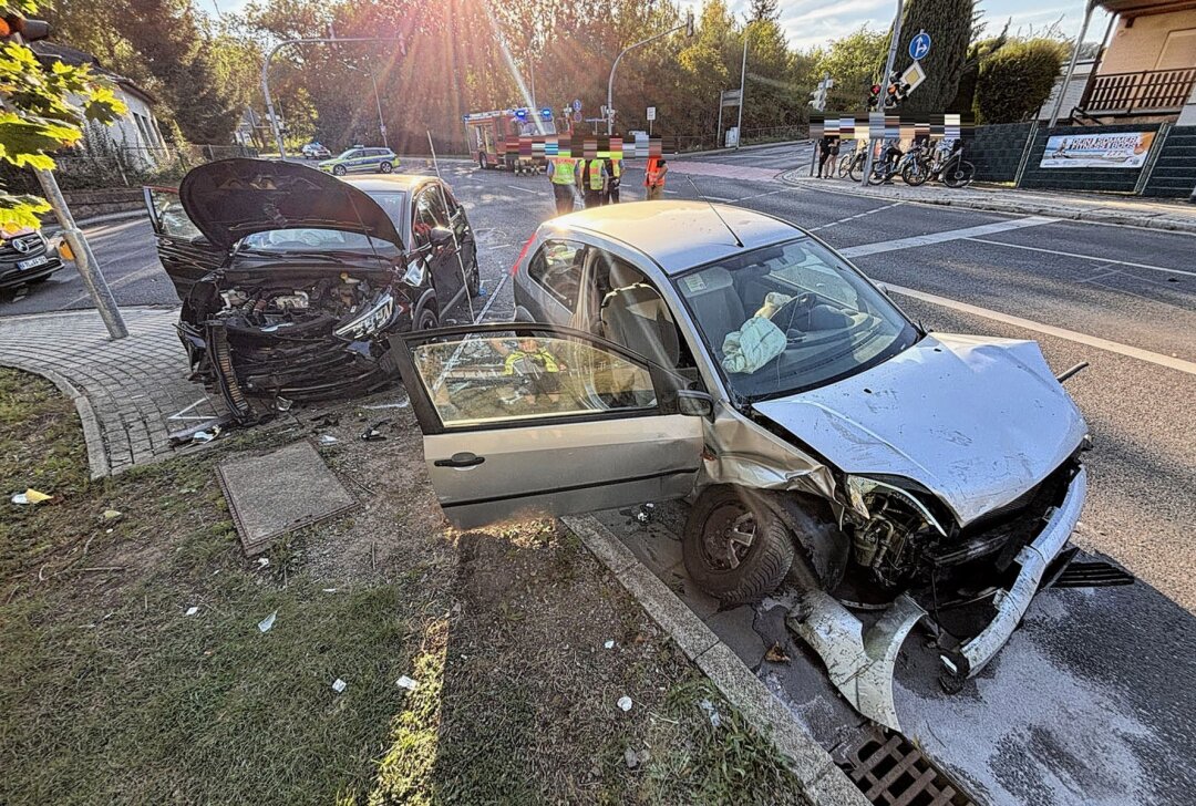 Kreuzungsunfall: Vier Verletzte bei Kollision zweier Fahrzeuge - Am Sonntagnachmittag kam es in Freital zu einem schweren Verkehrsunfall. Foto: Roland Halkasch